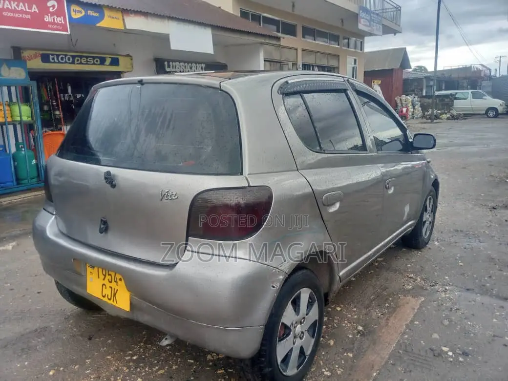 Toyota Vitz 2004 Gray