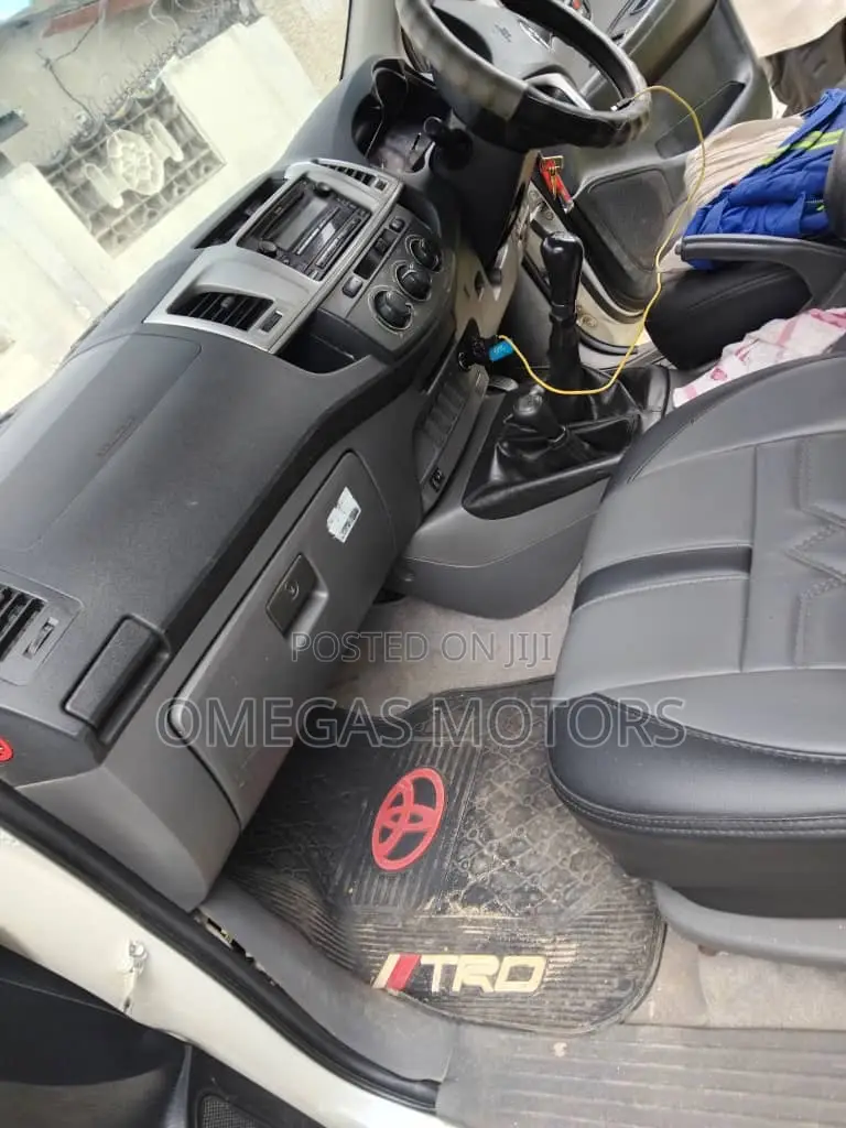 Toyota Hilux 2012 Pearl