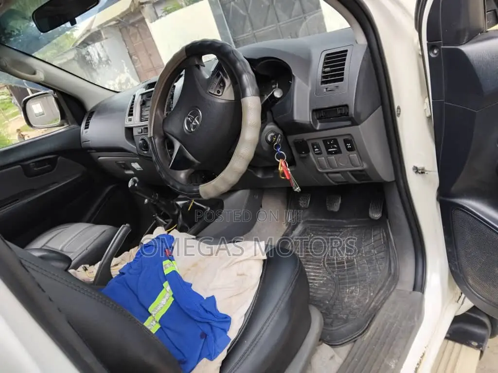 Toyota Hilux 2012 Pearl