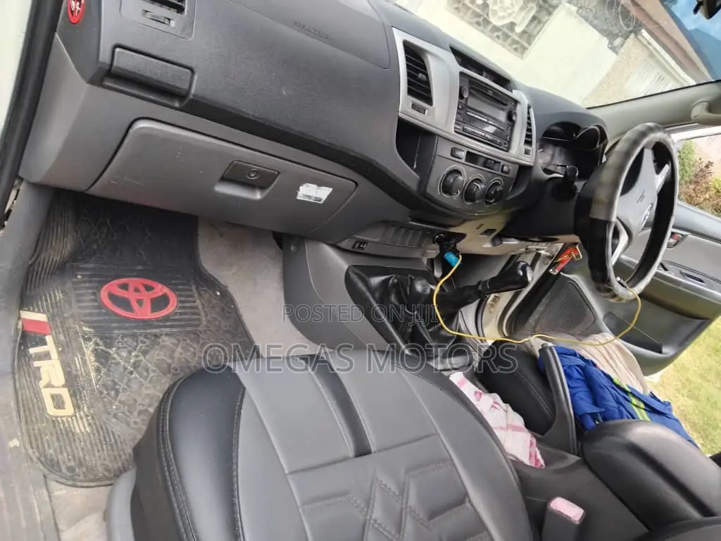 Toyota Hilux 2012 Pearl
