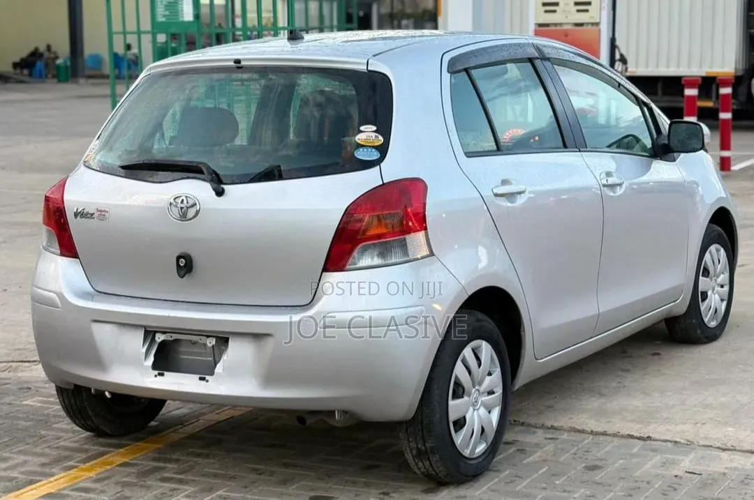 Toyota Vitz 1.3 FWD 5dr 2006 Silver