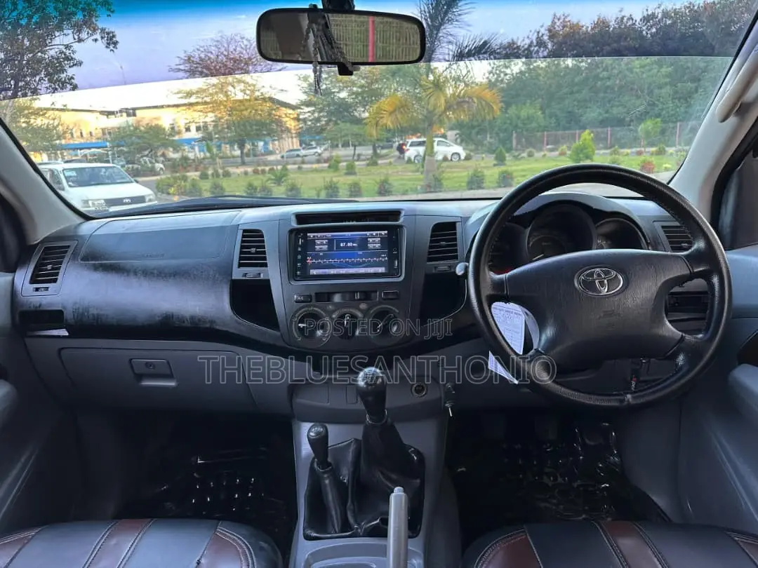 Toyota Hilux 2006 Gray