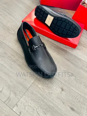 Men's Leather Shoes or Loafers Purely Leathered Lv Clarks and Gucci