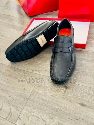 Men's Leather Shoes or Loafers Purely Leathered Lv Clarks and Gucci