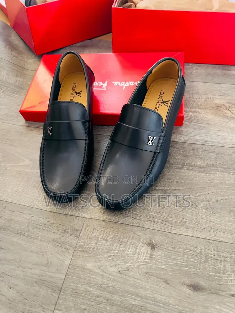 Men's Leather Shoes or Loafers Purely Leathered Lv Clarks and Gucci