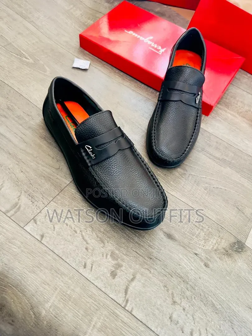 Men's Leather Shoes or Loafers Purely Leathered Lv Clarks and Gucci