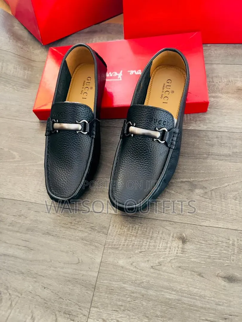 Men's Leather Shoes or Loafers Purely Leathered Lv Clarks and Gucci