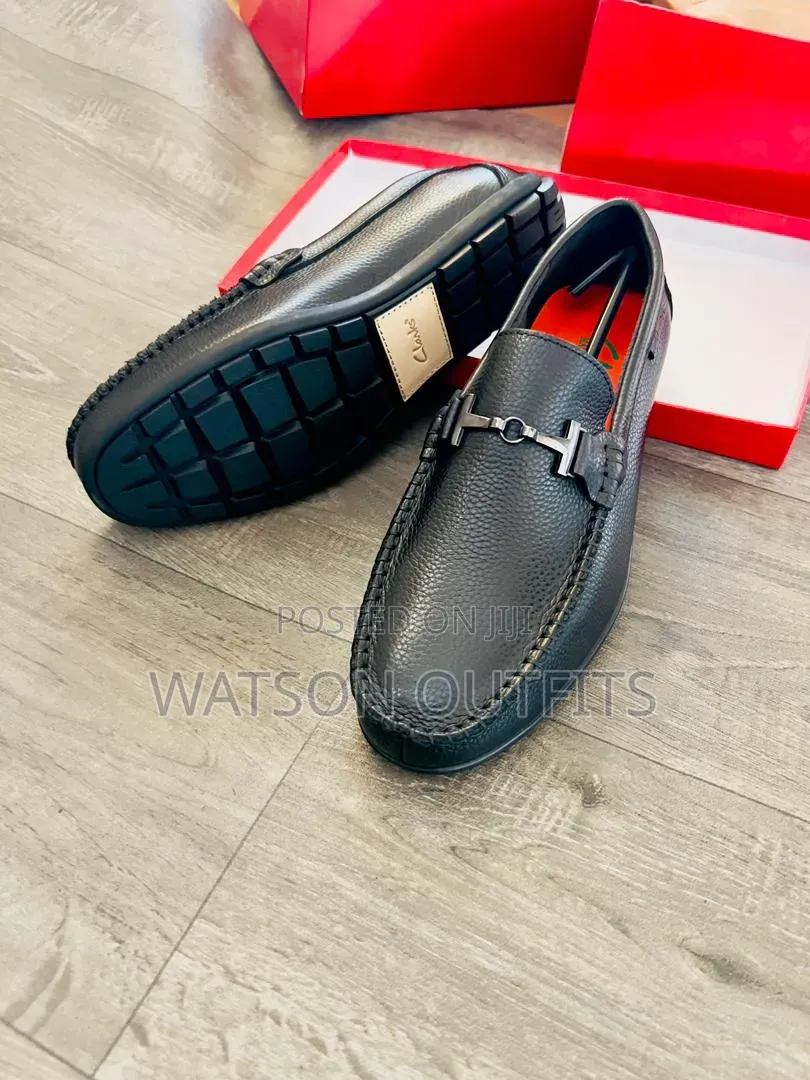 Men's Leather Shoes or Loafers Purely Leathered Lv Clarks and Gucci