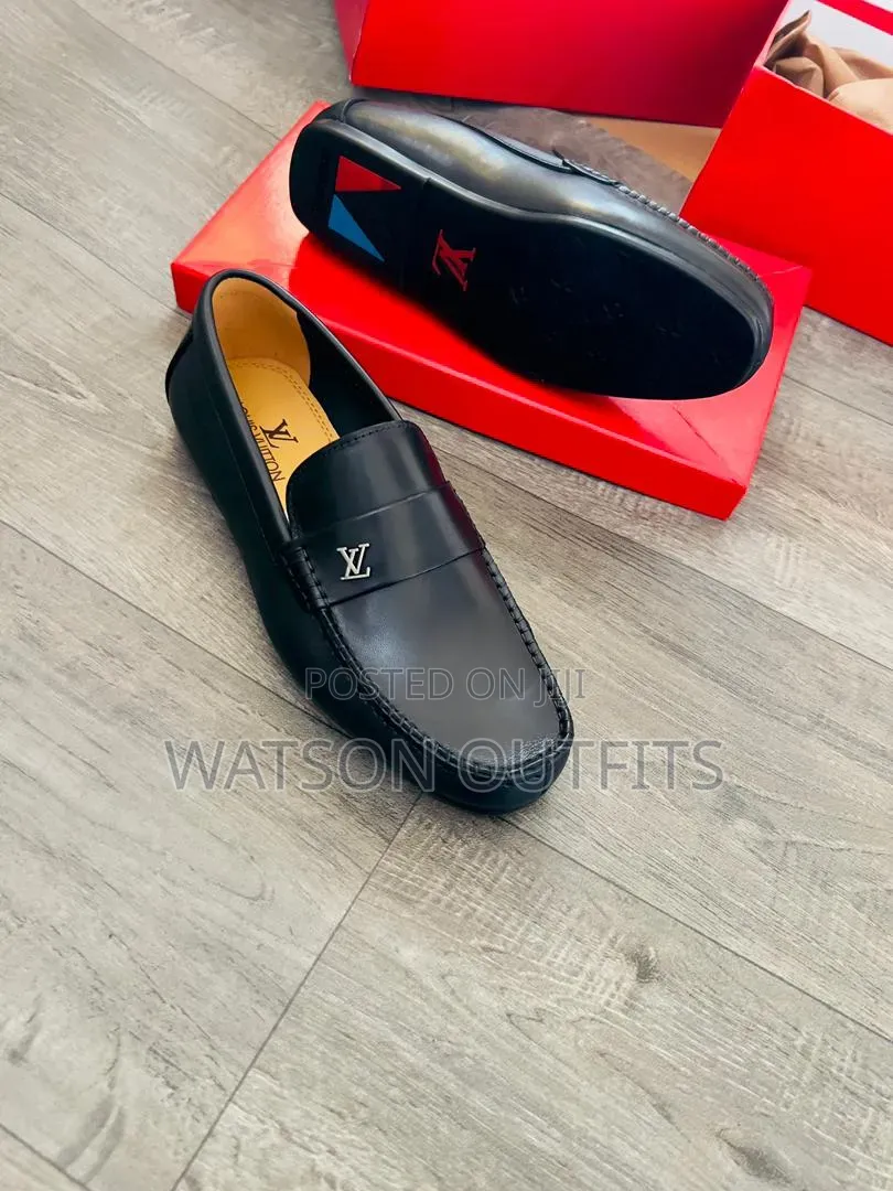 Men's Leather Shoes or Loafers Purely Leathered Lv Clarks and Gucci