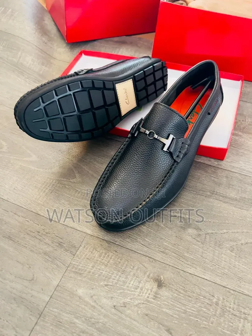 Men's Leather Shoes or Loafers Purely Leathered Lv Clarks and Gucci
