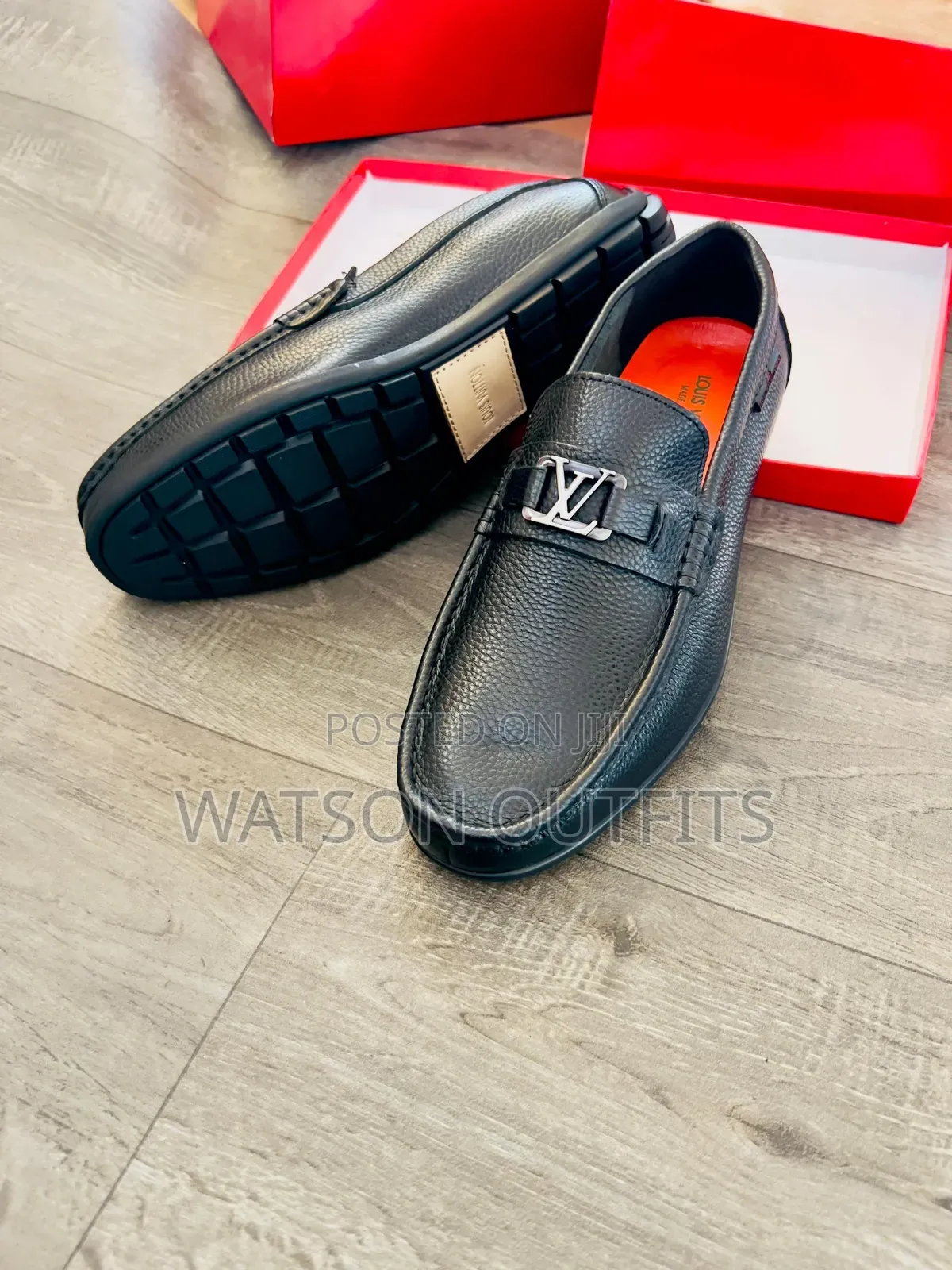Men's Leather Shoes or Loafers Purely Leathered Lv Clarks and Gucci