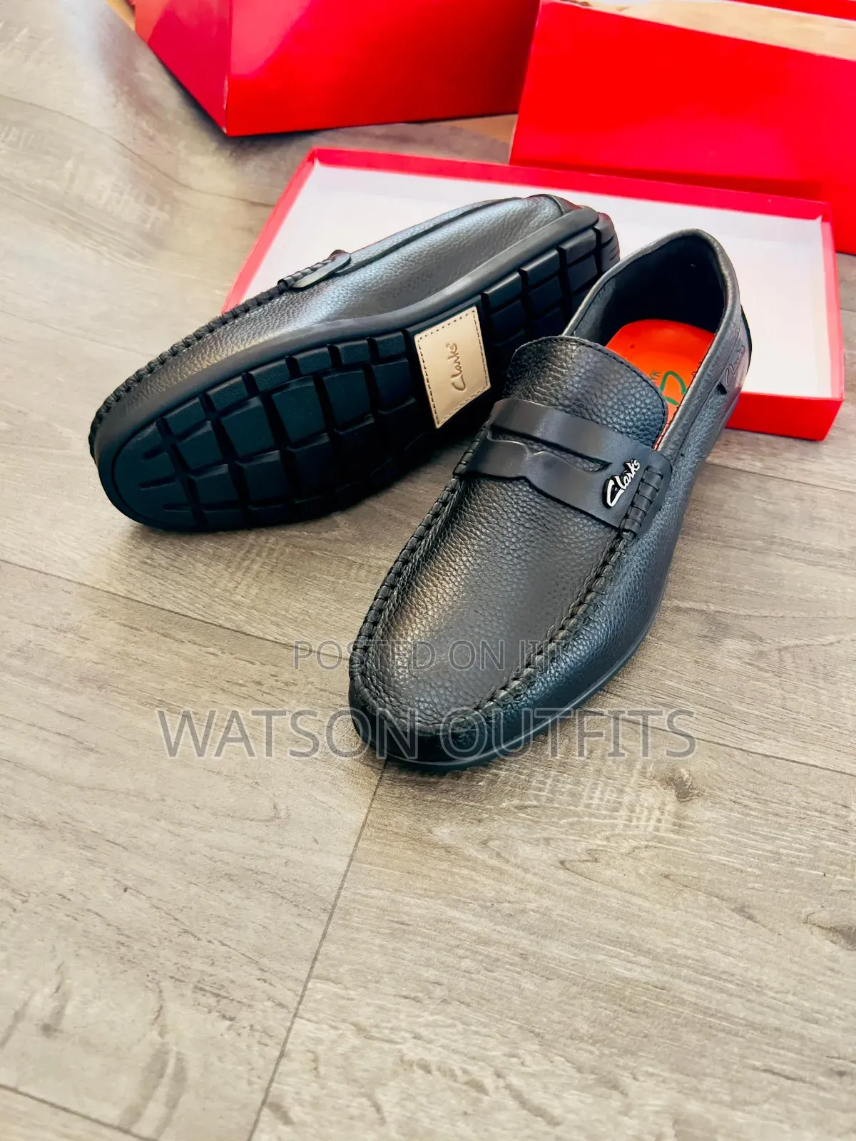Men's Leather Shoes or Loafers Purely Leathered Lv Clarks and Gucci