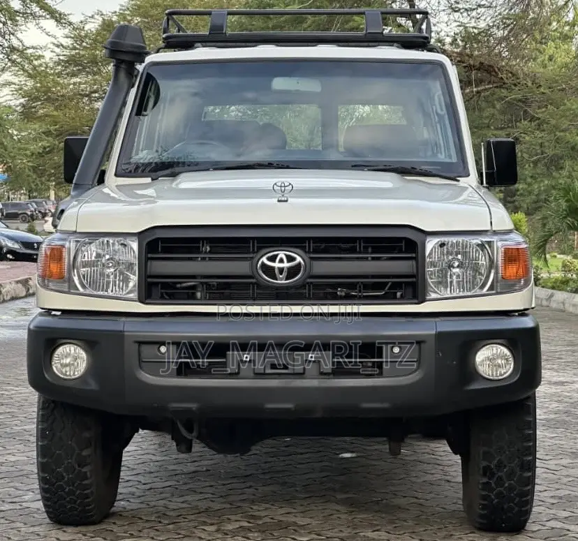 Toyota Land Cruiser 2016 White