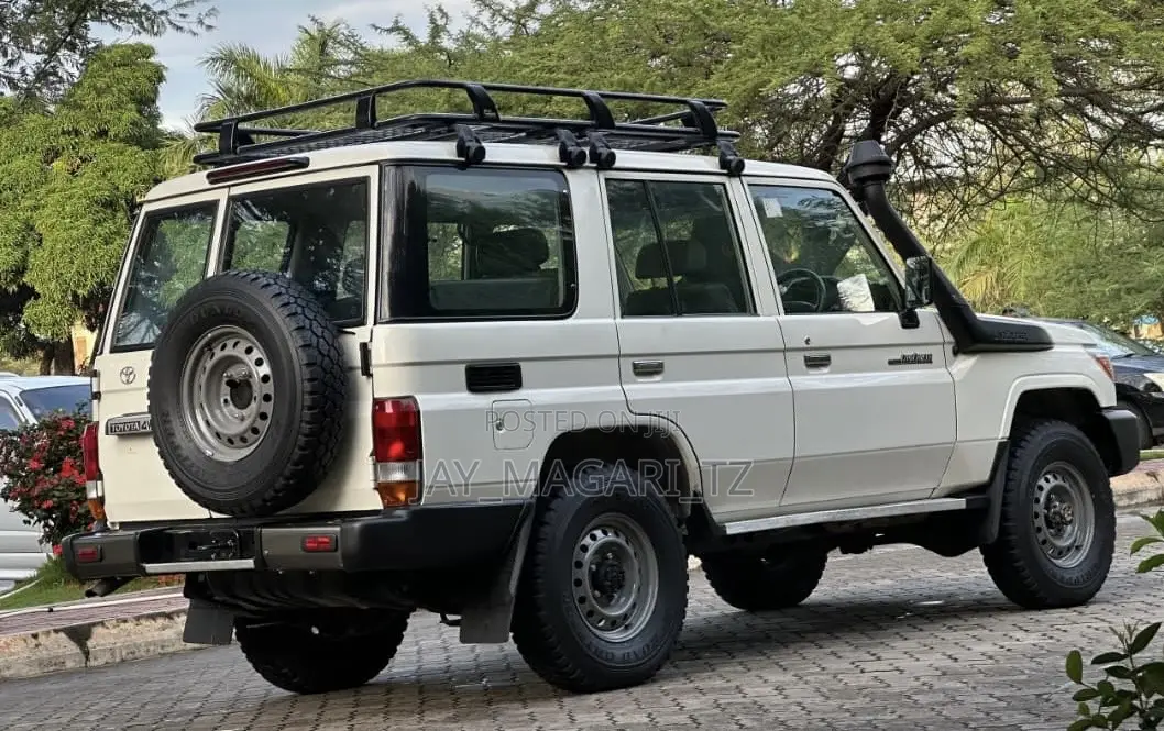 Toyota Land Cruiser 2016 White