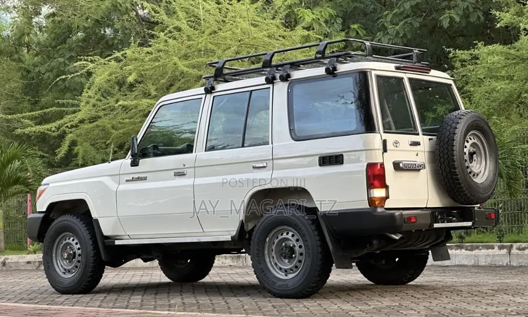 Toyota Land Cruiser 2016 White