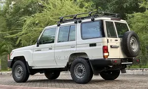 Toyota Land Cruiser 2016 White