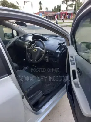 Toyota Vitz 2003 Silver