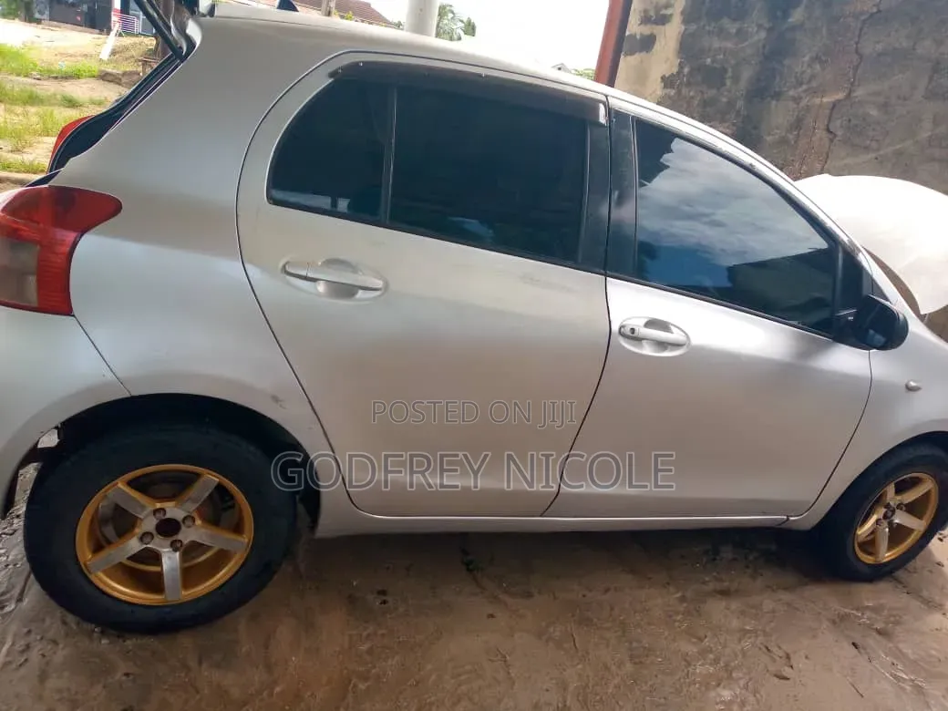 Toyota Vitz 2003 Silver
