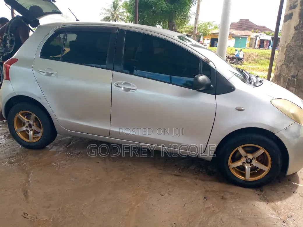 Toyota Vitz 2003 Silver