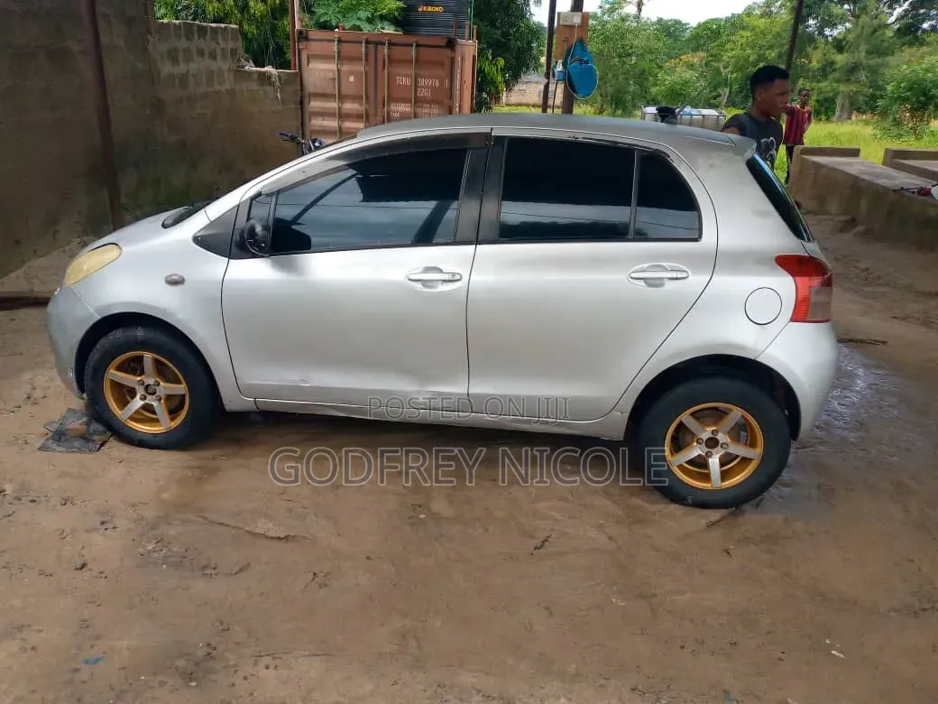 Toyota Vitz 2003 Silver