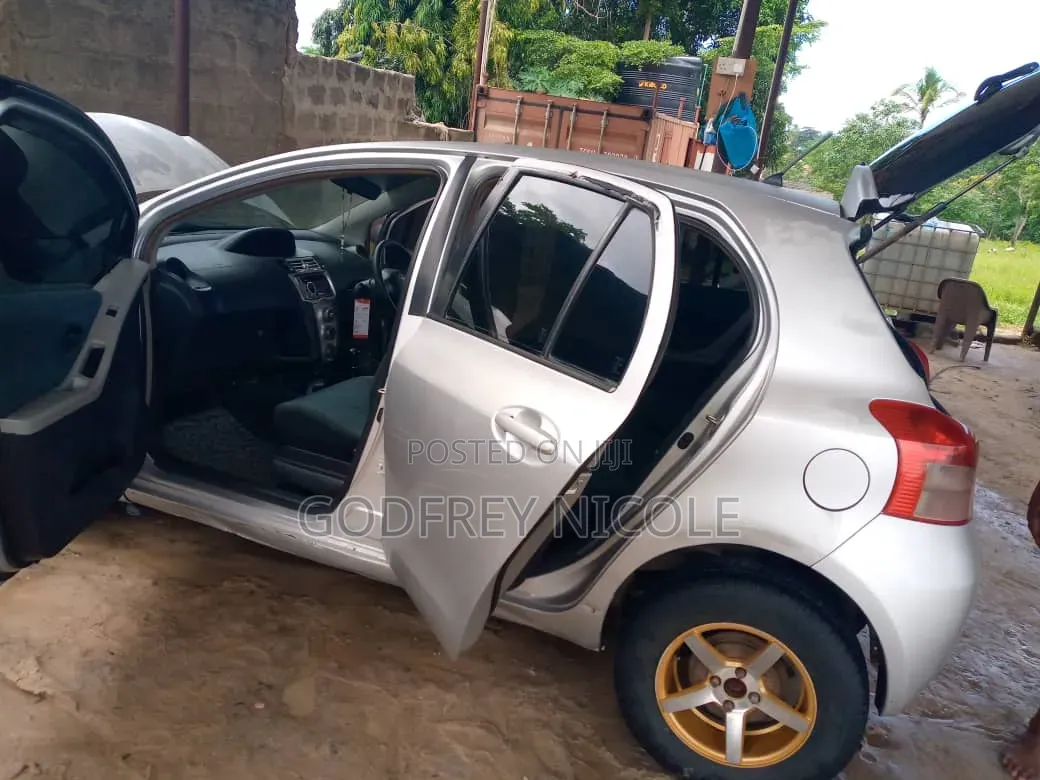 Toyota Vitz 2003 Silver