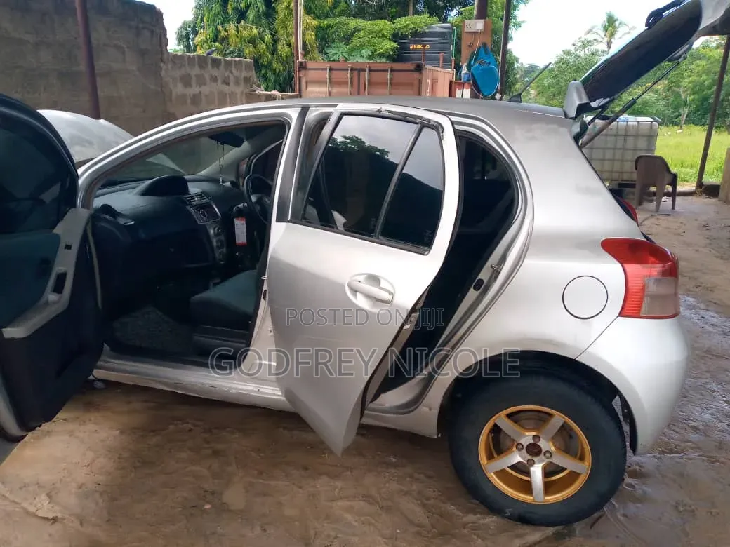 Toyota Vitz 2003 Silver