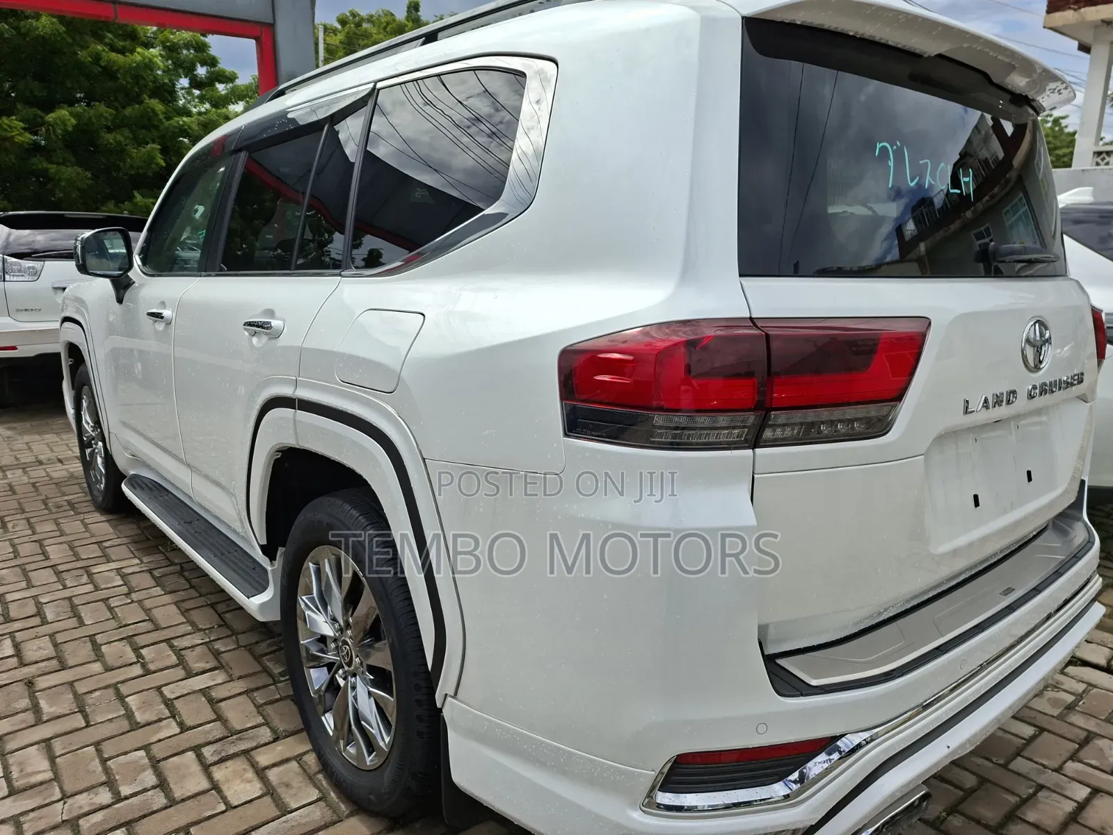Toyota Land Cruiser LC300 2024 White