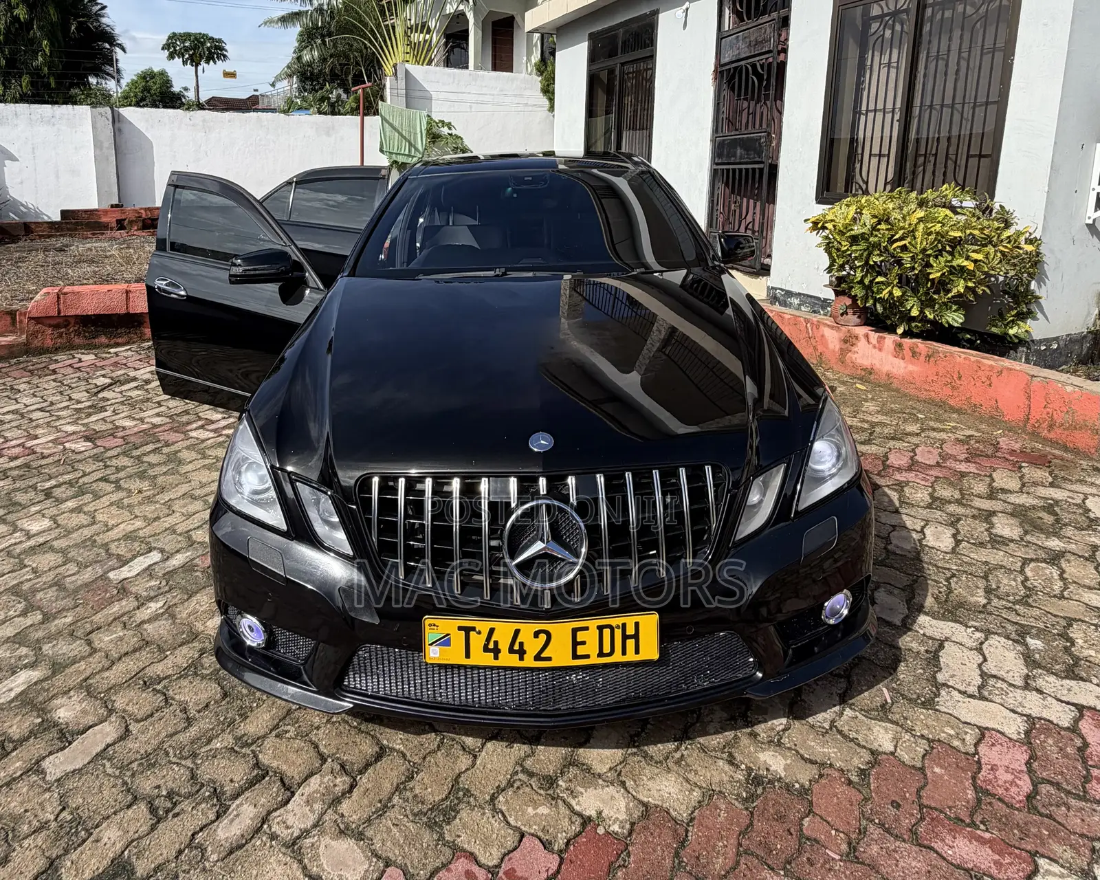 Mercedes-Benz E200 2010 Black