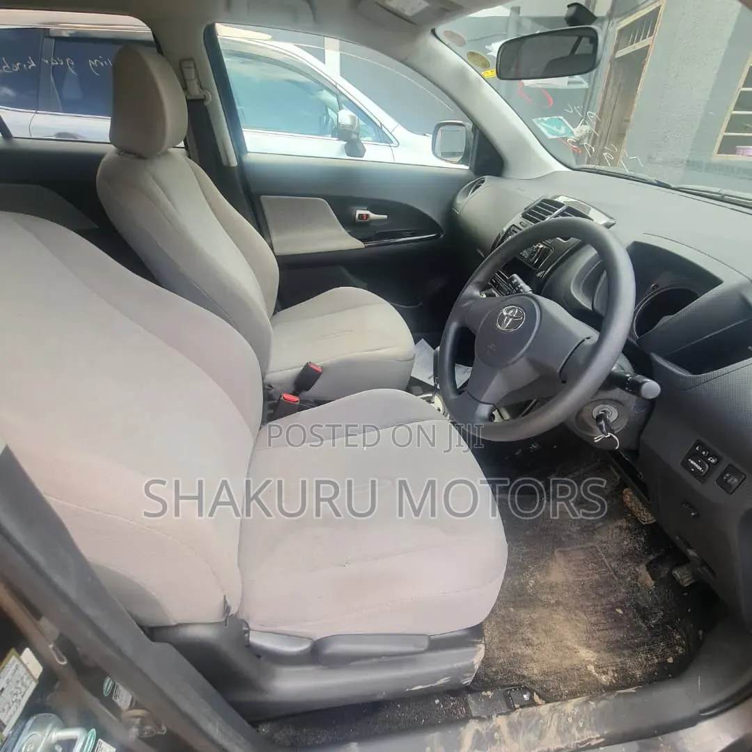 Toyota IST 2010 Gray