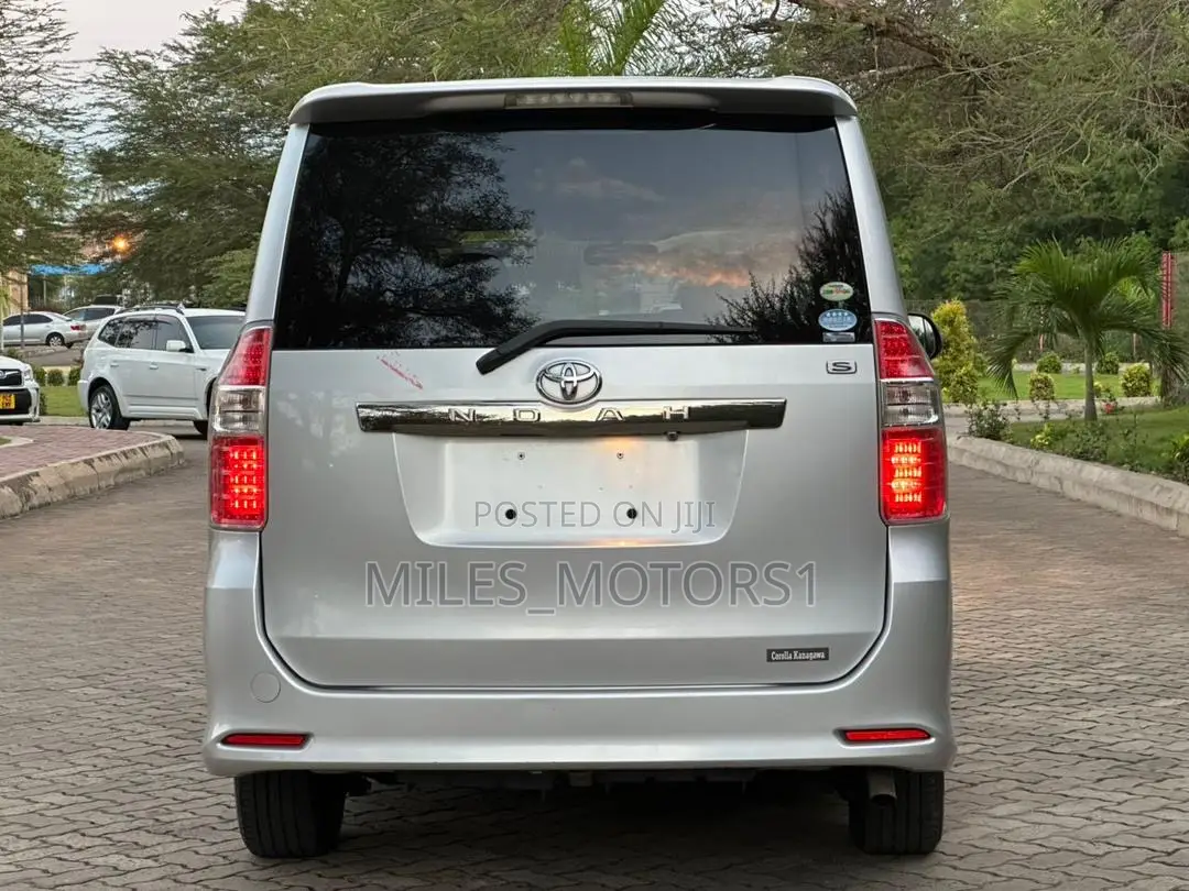 Toyota Noah 2007 Silver