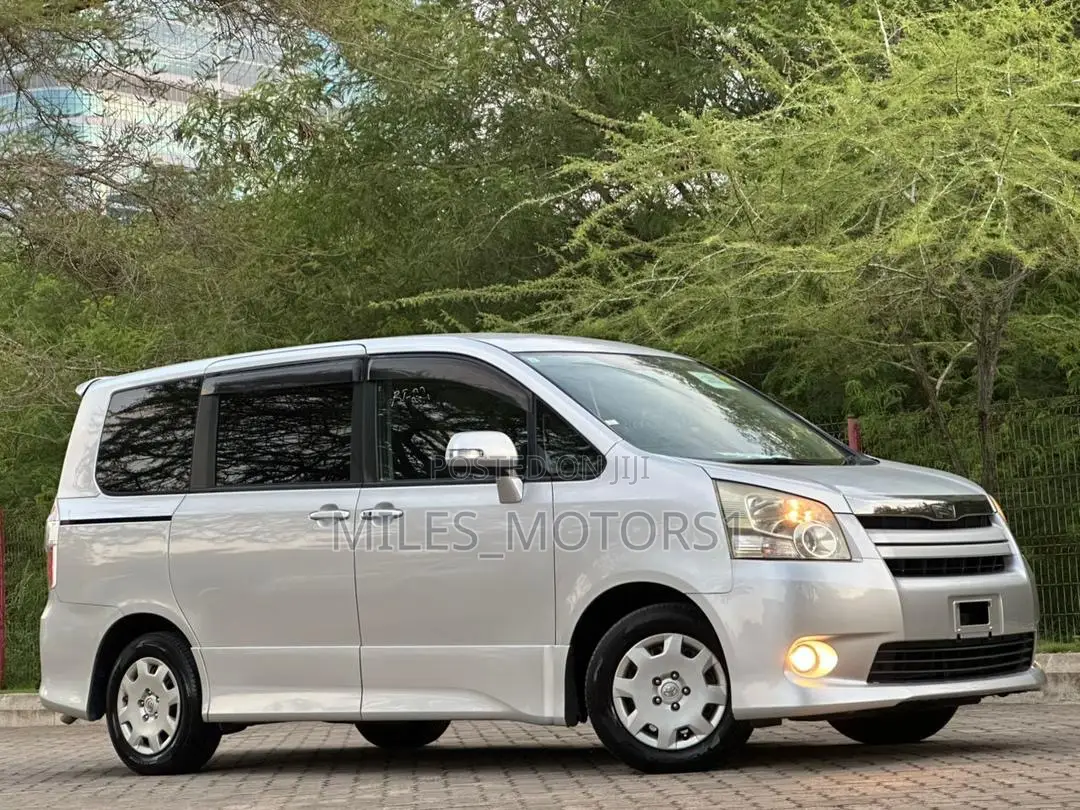 Toyota Noah 2007 Silver