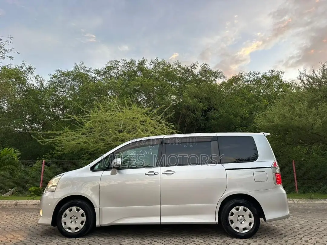 Toyota Noah 2007 Silver