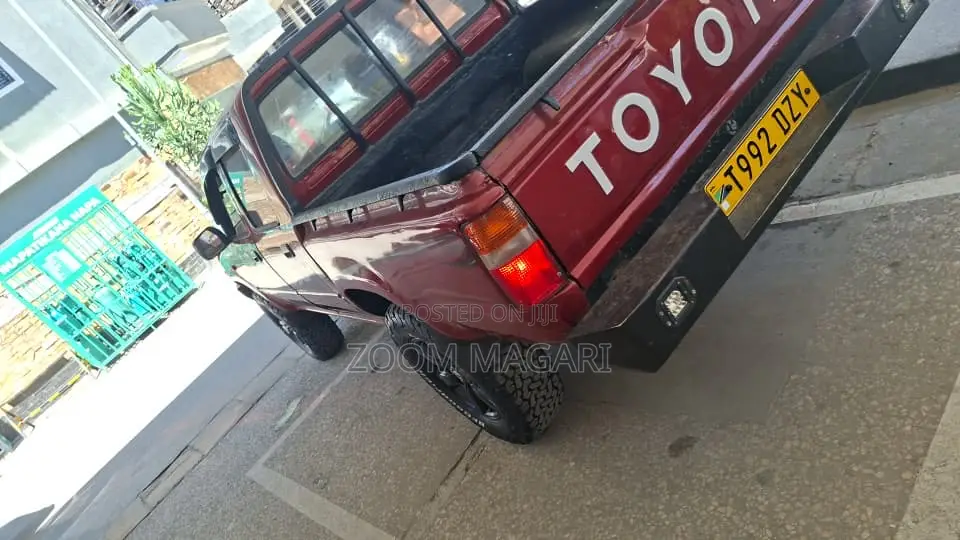 Toyota Hilux 2004 Red