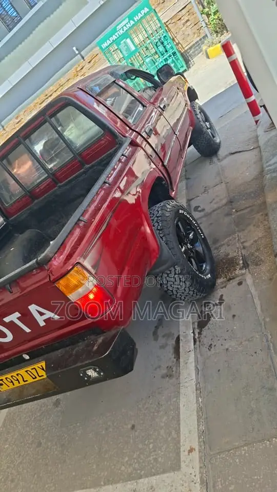 Toyota Hilux 2004 Red