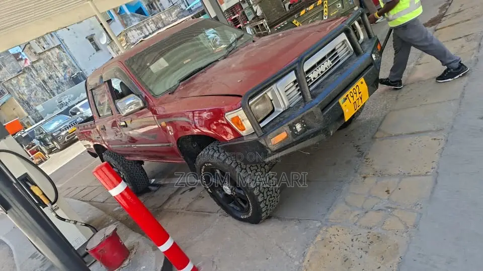 Toyota Hilux 2004 Red