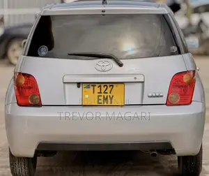 Toyota IST 2004 Silver