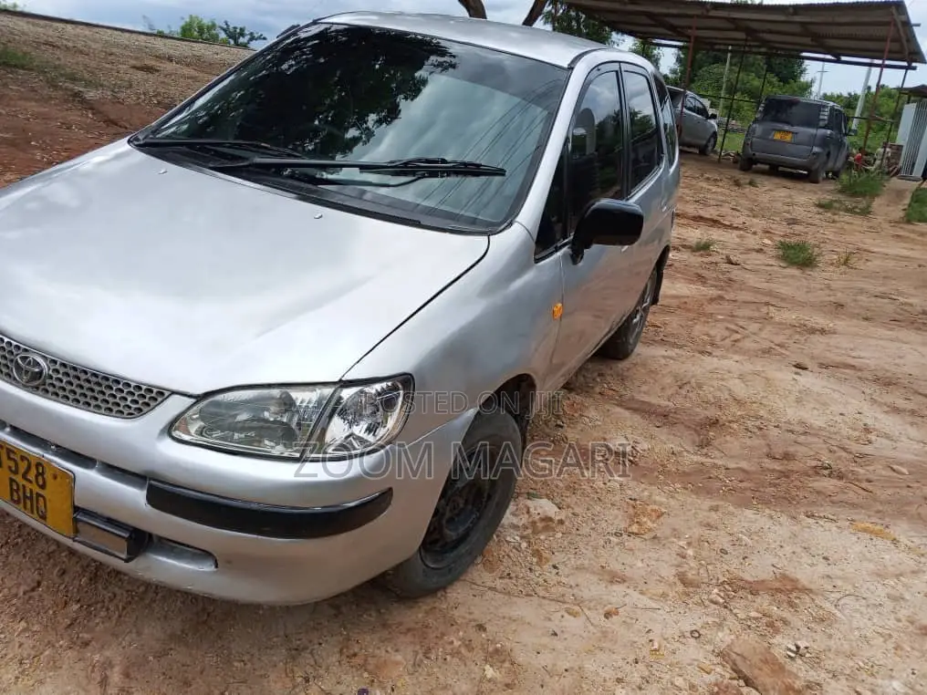 Toyota Corolla Spacio 2000 Silver