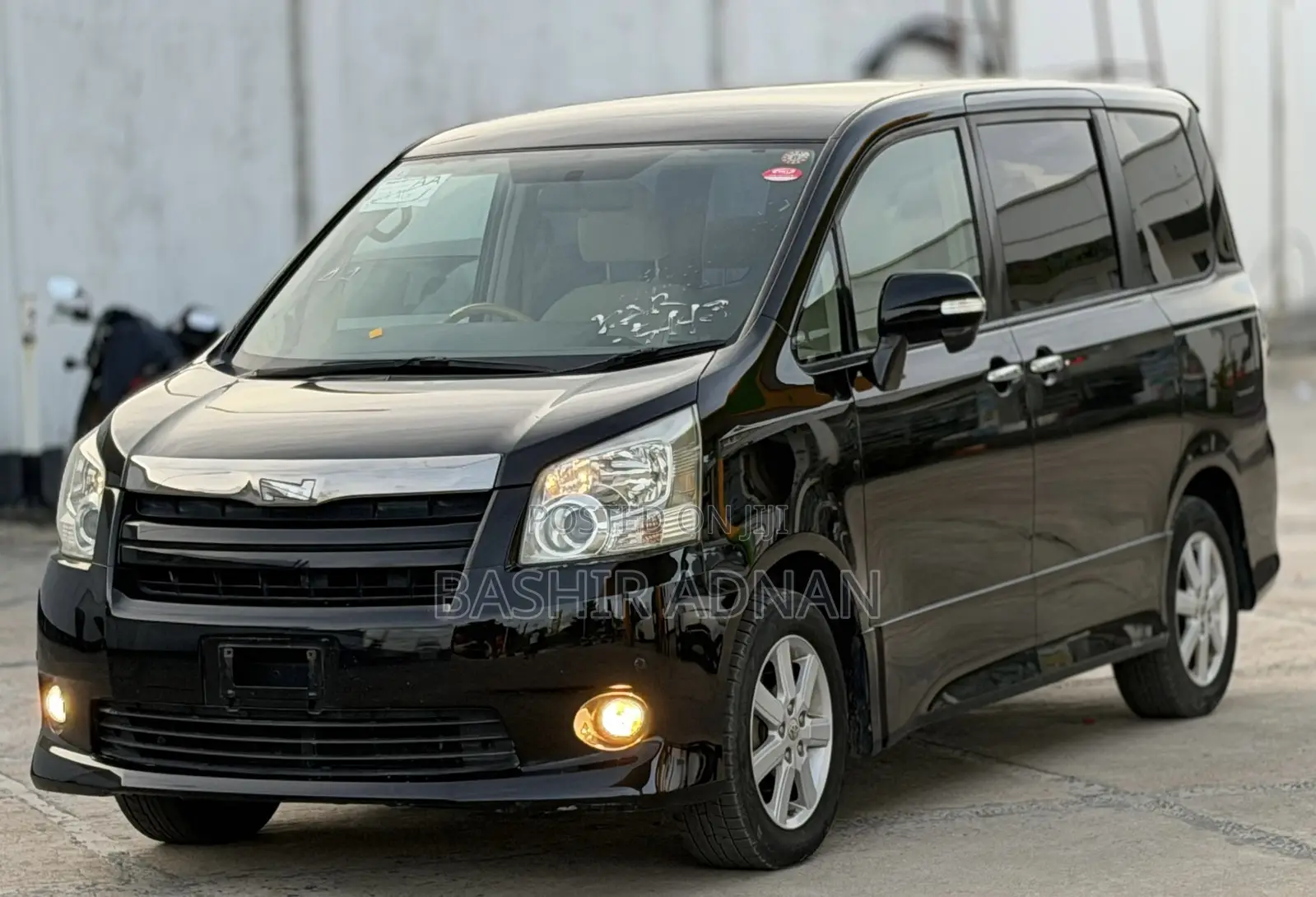Toyota Noah 2.0 143hp FWD (8 Seater) 2009 Black