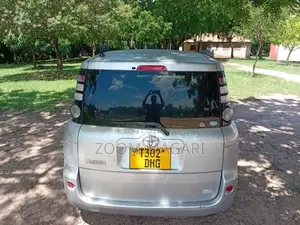 Toyota Sienta 2009 Silver