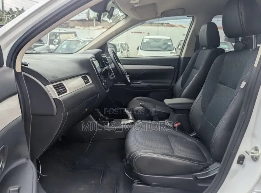 Mitsubishi Outlander PHEV 2018 White