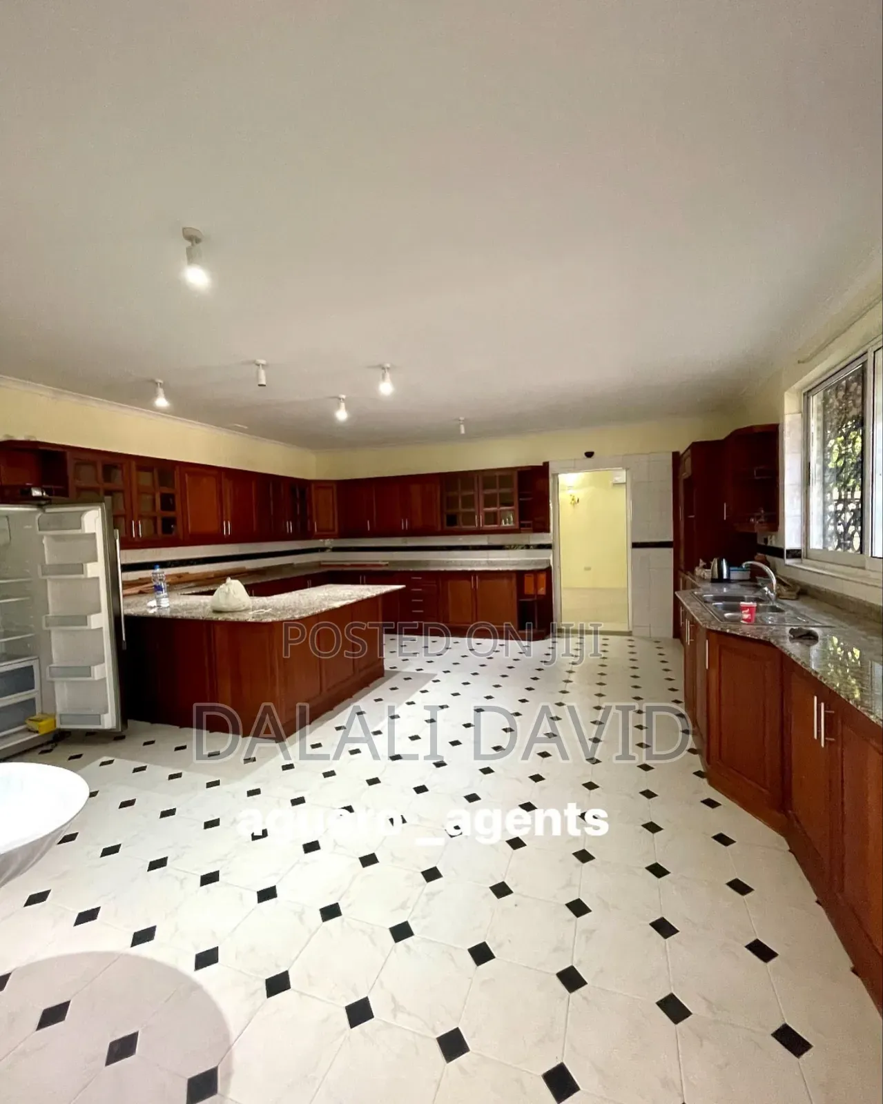 5bdrm House in Ada Estate for rent