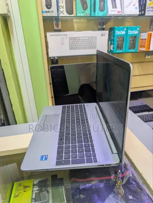 Laptop HP 250 G10 16GB Intel Core i7 SSD 512GB