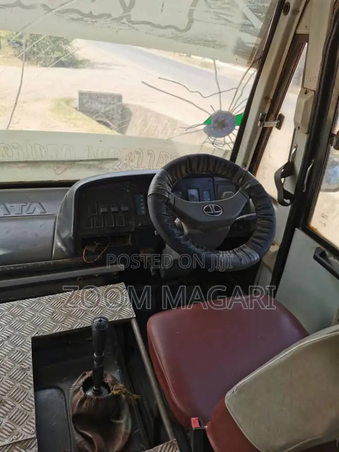 Tata Starbus Ultra Skool 1999 Silver