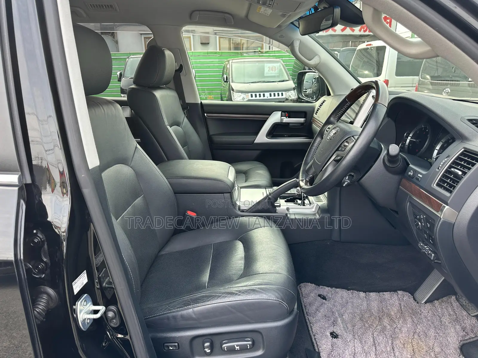 Toyota Land Cruiser 4.6 V8 AX 2019 Black