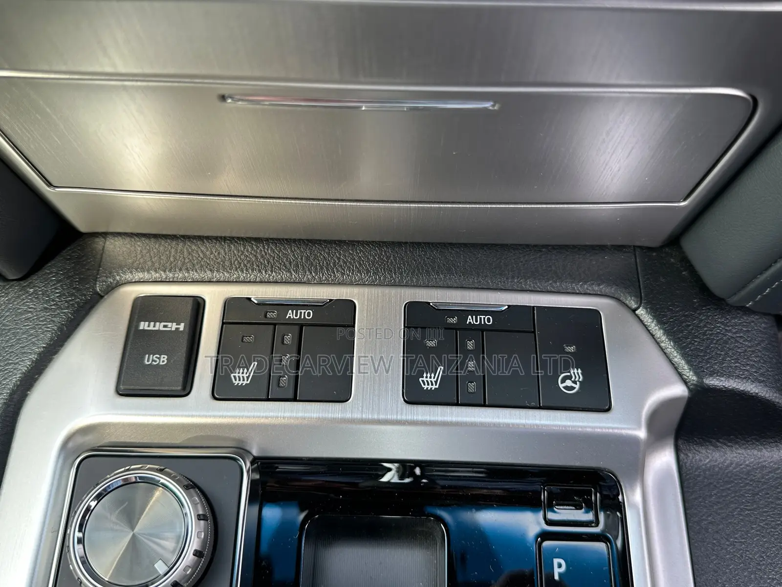 Toyota Land Cruiser 4.6 V8 AX 2019 Black