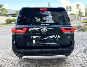 Toyota Land Cruiser LC300 2023 Black