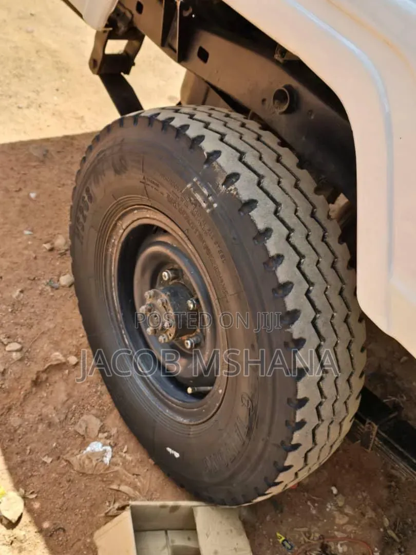 Toyota Land Cruiser 2002 White