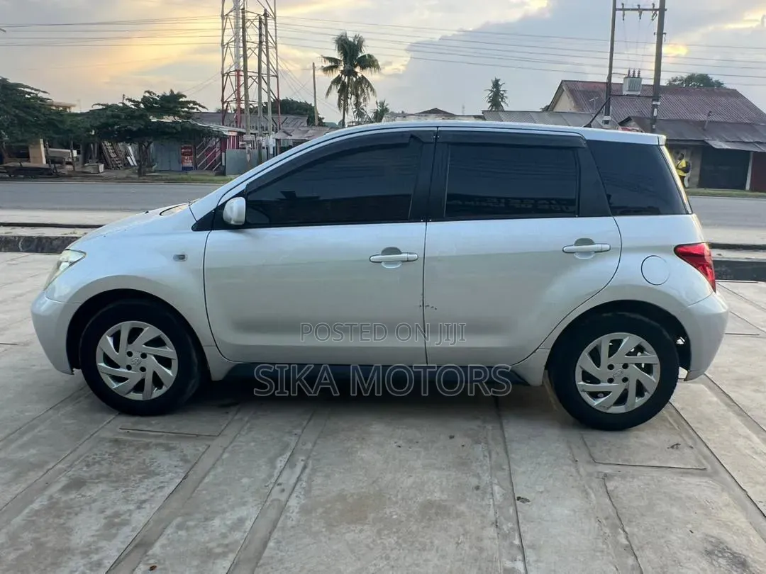 Toyota IST 2002 Silver