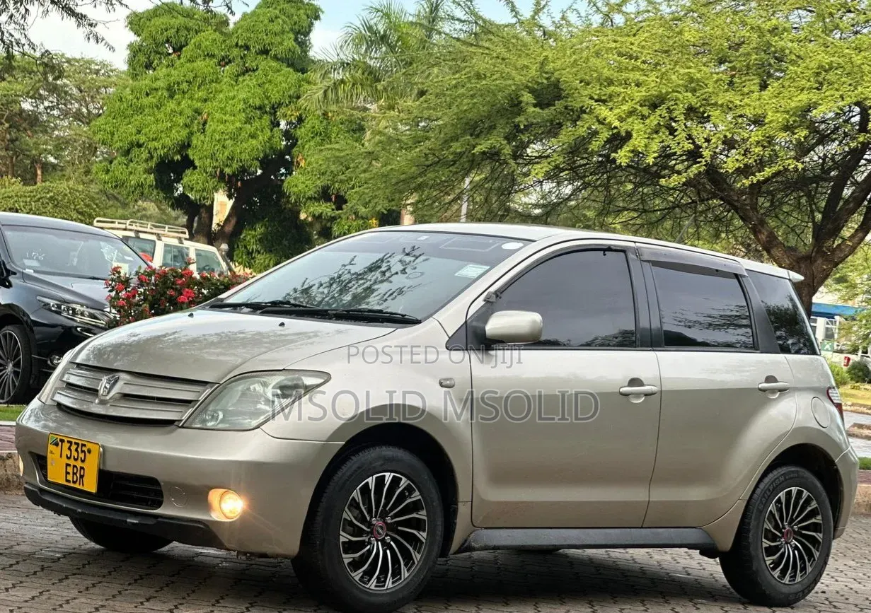 Toyota IST 2004 Gold