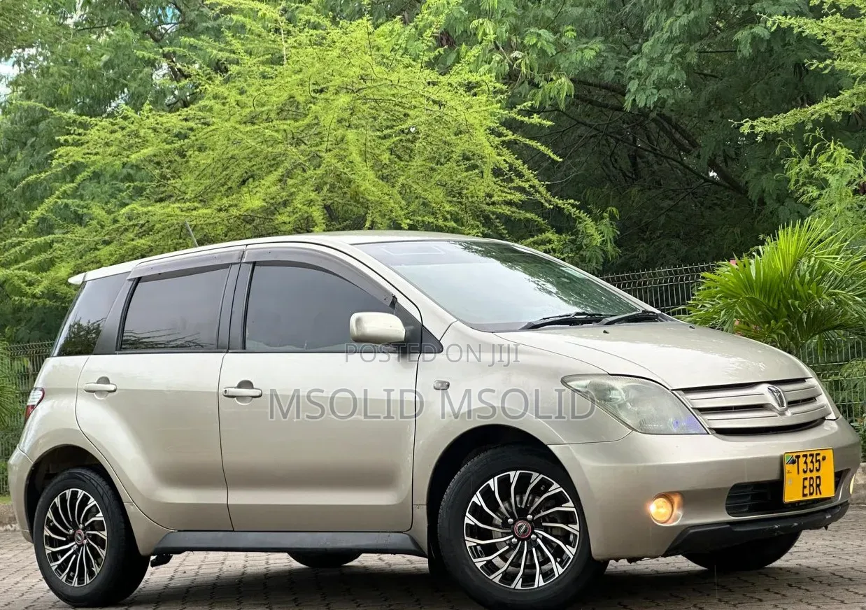 Toyota IST 2004 Gold